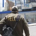 Un efectivo policial frente a las oficinas del Fondo Indígena.