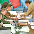 Legisladores revisan la documentación de los postulantes a vocales al TSE.