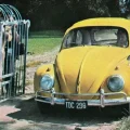 Un Volkswagen Escarabajo, presentado como parte del patrimonio cultural automovilístico.