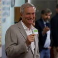 José Antonio Kast muestra su voto en la segunda vuelta presidencial.