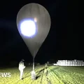 Un globo blanco gigante utilizado para el contrabando, fotografiado cerca de la frontera entre Lituania y Bielorrusia.
