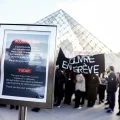Trabajadores del Louvre durante la huelga de este lunes en el museo.