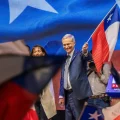 José Antonio Kast, presidente electo de Chile, ante sus seguidores el domingo a la noche, en Santiago.