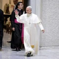 El Papa León XIV llega a una audiencia en la Sala Pablo VI.