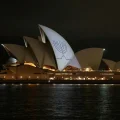 El edificio de la Ópera de Sídney se iluminó con velas de la menorá para conmemorar a las víctimas.