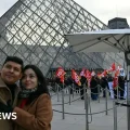 La pirámide del museo del Louvre en París.