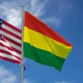 Banderas de Estados Unidos y Bolivia.