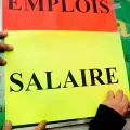 Funcionarios pegan carteles con las palabras «Empleo» y «Salario» durante una protesta salarial en Lille, Francia.