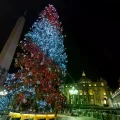 El árbol de Navidad del Vaticano con las luces encendidas.