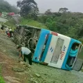 Bus de alto tonelaje volcado a un costado de la carretera.