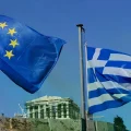 Las banderas griega y europea ondean bajo la Acrópolis en Atenas, en julio de 2015.