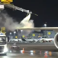 Un vehículo especializado para descongelar aviones, conocido como "elefante", en acción.
