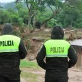 Policia resguarda la orilla del rio tras la riada