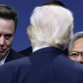 Jensen Huang y Elon Musk observan a Donald Trump durante un foro en Washington.