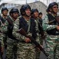 Militares venezolanos participan durante el 'Plan Independencia 200', en Caracas.