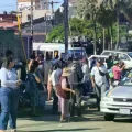 Pasajeros esperan en las calles por transporte público