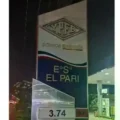 Una estación de servicio en Santa Cruz fija los nuevos precios de los carburantes.