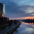 El Banco Central Europeo se ve junto al río Meno, en Fráncfort, Alemania.