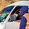 Funcionario municipal controla el pasaje en Sacaba.