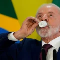 El presidente brasileño, Luiz Inácio Lula da Silva, toma un sorbo de café durante una conferencia de prensa.