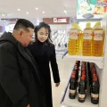 Kim Jong-un y su hija, Kim Ju-ae, inspeccionan un complejo industrial en Kangdong.