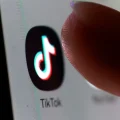 Shou Zi Chew, CEO de TikTok, firmaría el acuerdo con tres empresas de Estados Unidos.