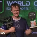 Diarmuid Early, ganador del Campeonato Mundial de Excel 2025, compite en el escenario de Las Vegas.