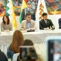 El presidente Rodrigo Paz (c), en conferencia de prensa.