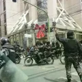 Policías heridos son evacuados durante los enfrentamientos