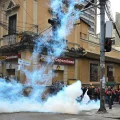 Manifestantes reaccionan a gases lacrimógenos durante enfrentamientos con la policía en una protesta en Bolivia.