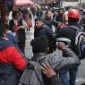 Personas forcejean en medio de una manifestación este miércoles, en La Paz.