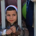Un niño asiste al tradicional desfile de Navidad por las calles de Belén, Cisjordania.
