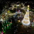 Luces navideñas iluminan la ciudad de Cochabamba.