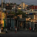 Personas caminan por una calle durante un apagón en La Habana, Cuba.