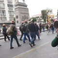 Marchistas de la COB en el Prado paceño mantienen bloqueado el carril de bajada.