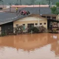 La gente buscó lugares altos para cobijarse durante la inundación.