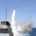 Misil Tomahawk siendo lanzado desde un buque naval.