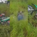La víctima se encontraba cerca de su motocicleta a un lado de la carretera.
