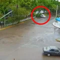 Momento en el que el vehículo pierde el control y cae al canal