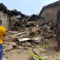 Destrucción y escombros en varias casas del estado de Kwara, Nigeria, tras el ataque aéreo.