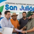 El viceministro Gustavo Serrano y representantes de sectores sociales de San Julián.