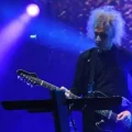 Perry Bamonte, en un concierto de la gira de The Cure en 2022.