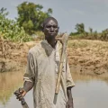 Agricultor en el estado de Bauchi, Nigeria, con su granja inundada en octubre de 2022.