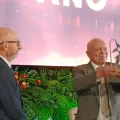 Juan Carlos Rivero entrega el Patujú de Bronce a Óscar Hassenteufel