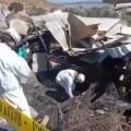 La policía chilena investiga entre los escombros de las casas incendiadas.