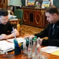 Volodymyr Zelensky publicó una foto de su reunión con Kyrylo Budanov en el despacho presidencial en Kyiv.