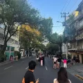 Vecinos salen a la calle en Ciudad de México tras un terremoto.