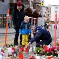 Personas dejan flores y velas cerca del bar Le Constellation en Crans-Montana.