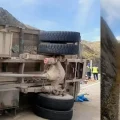 Un camión volcado a un lado de la vía en la ruta Oruro-Cochabamba.