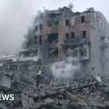 Edificio residencial dañado por el ataque en Járkov.